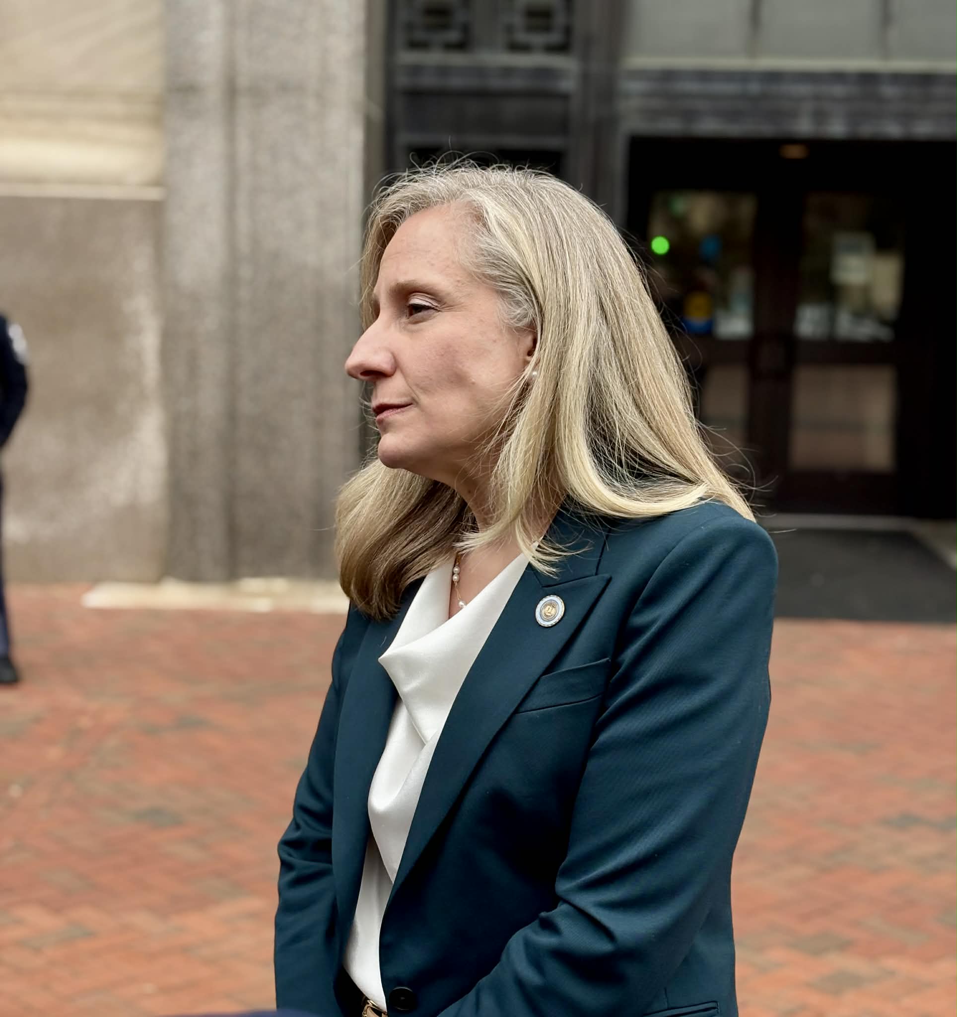 Spanberger urges Congress to regulate AI